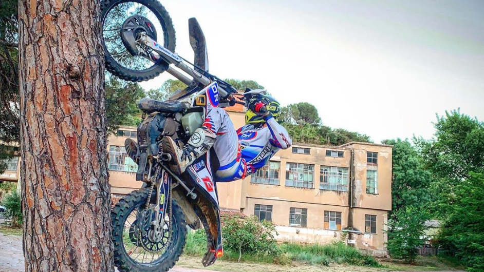 Pol Tarrés riding up a tree